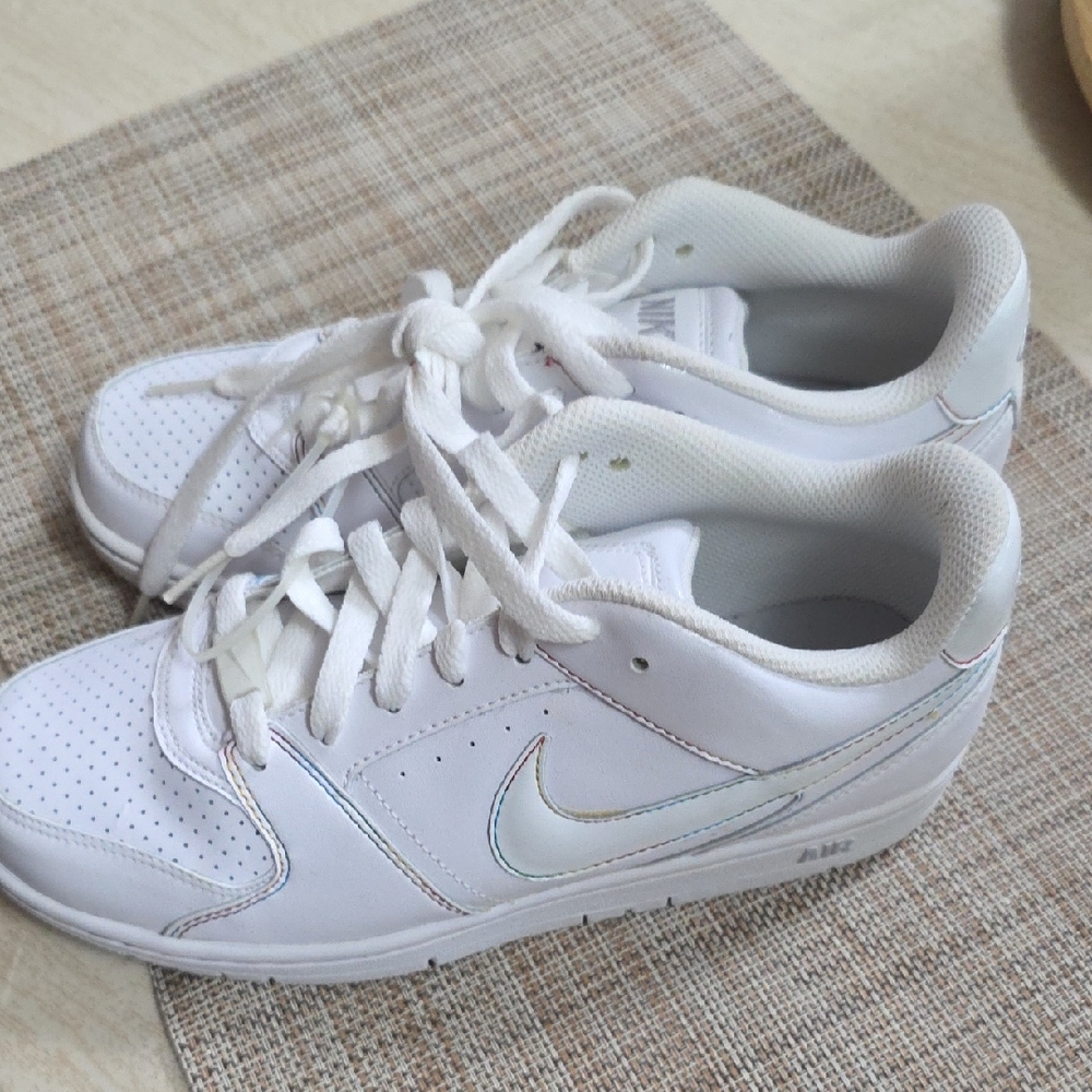 Nike Men's White Iridescent Sneakers